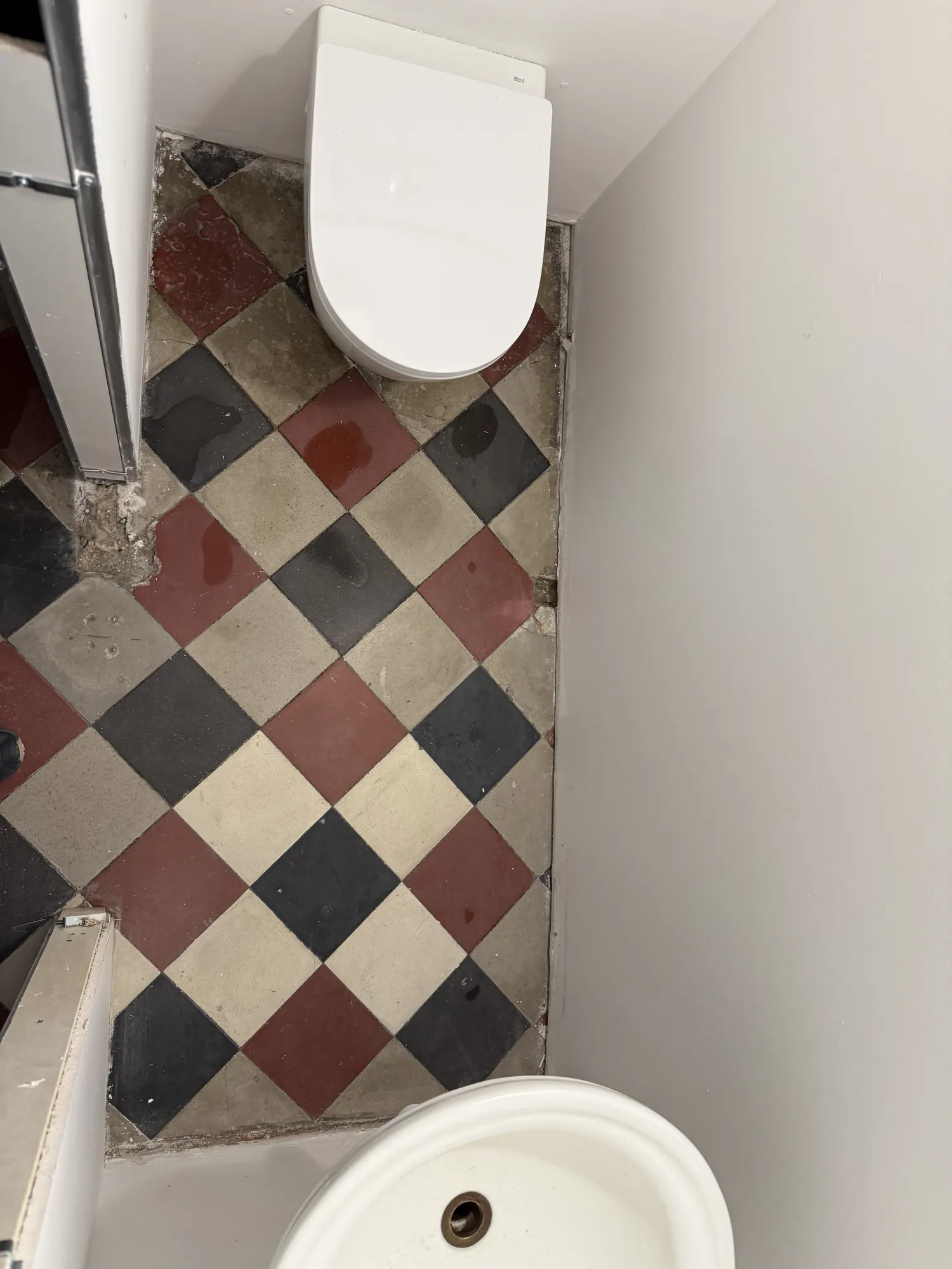 Sol de WC en damier débarrassé des éclaboussures après nettoyage JB Service