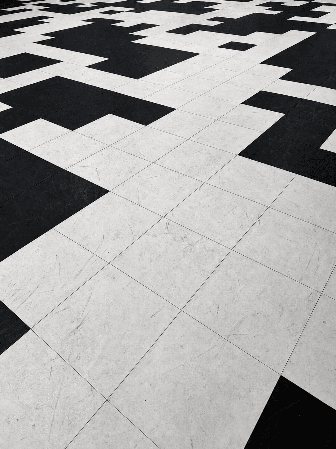 Carrelage damier d'un complexe sportif terni par les rayures avant nettoyage
