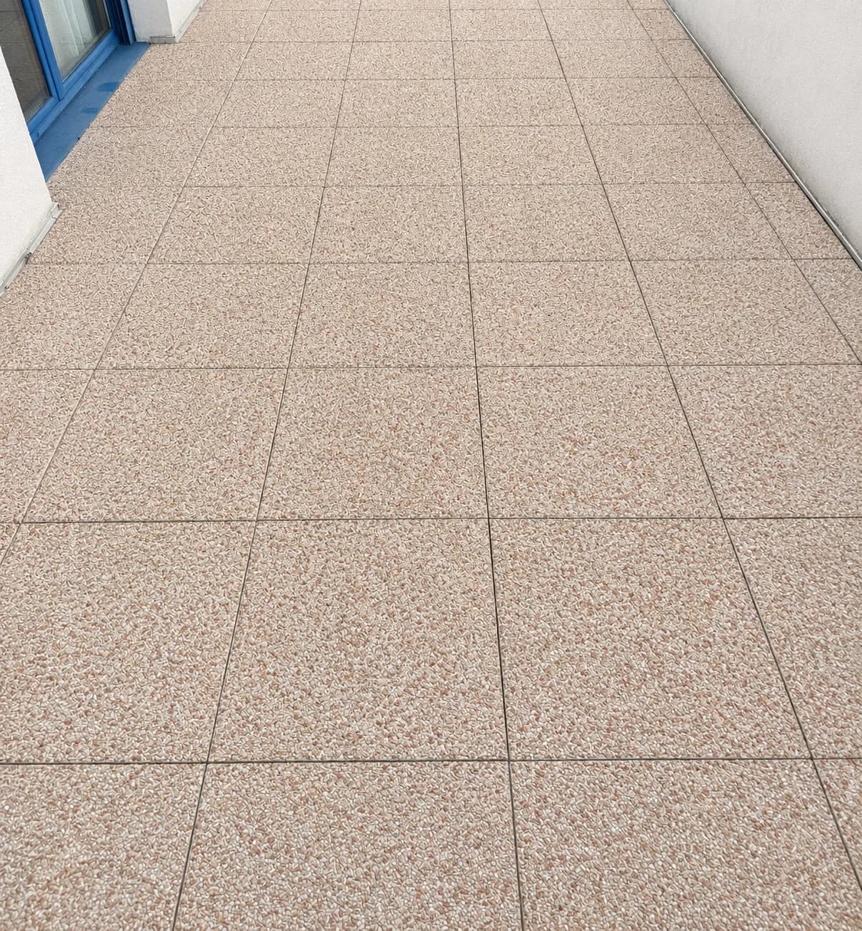 Terrasse de bâtiment propre après nettoyage haute pression JB Service