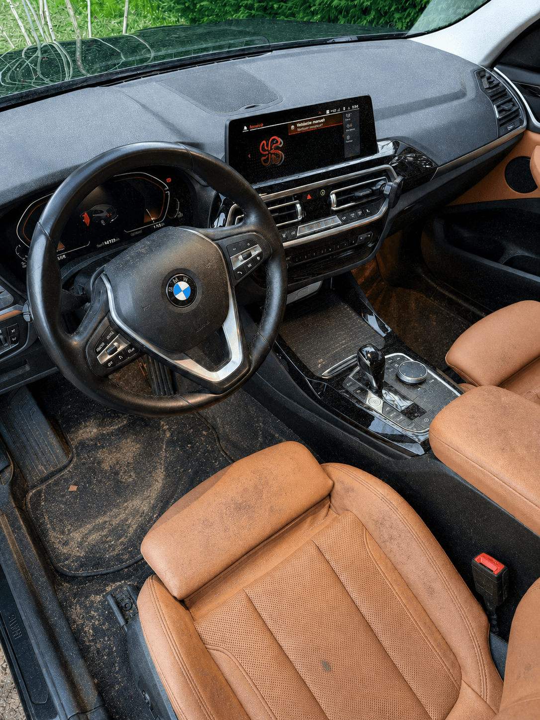 Cockpit BMW X1 sale avant nettoyage