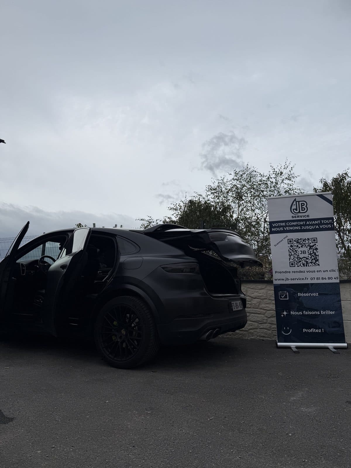 Technicien JB Service nettoyant un véhicule à domicile à Lyon