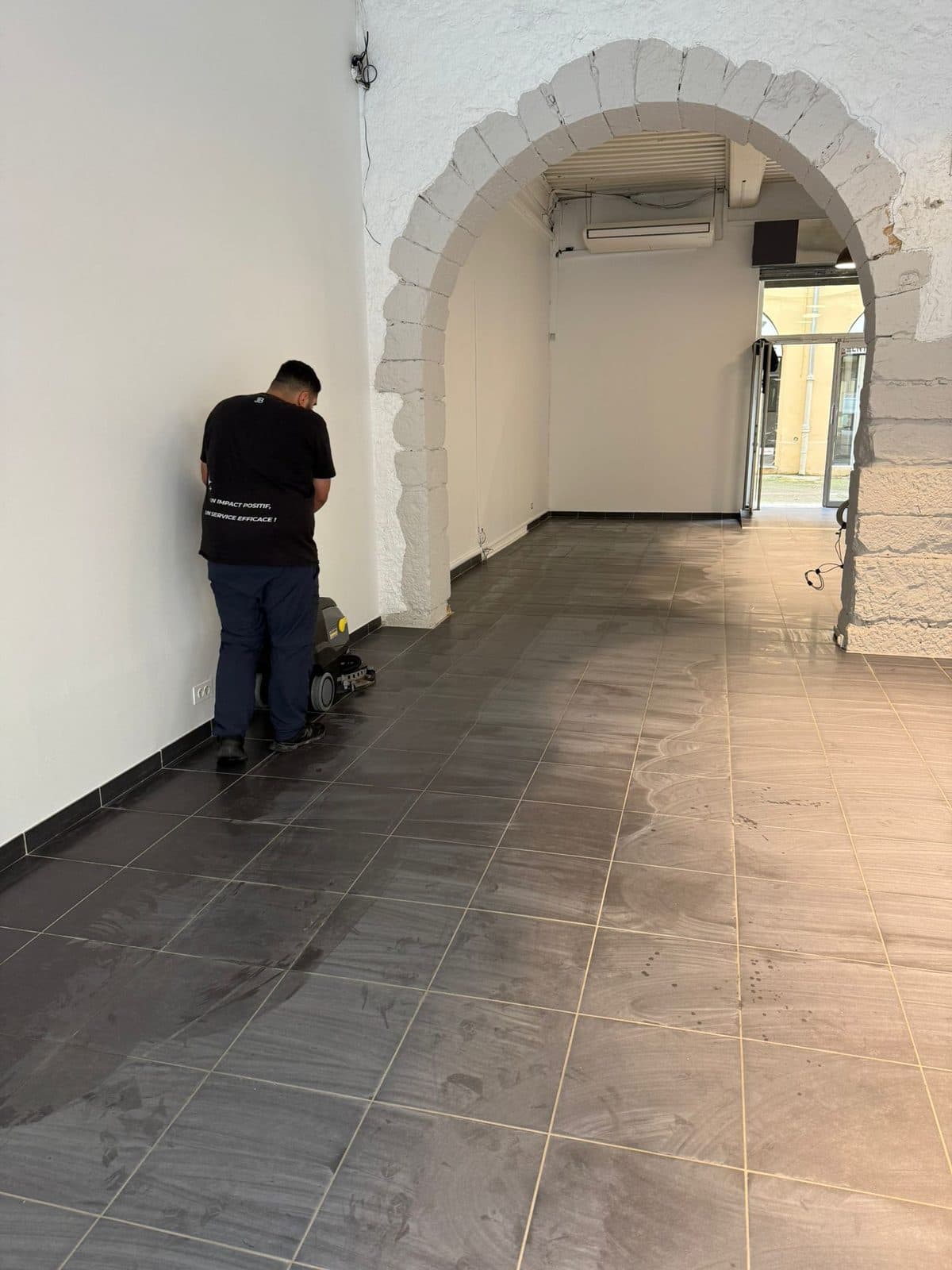 Nettoyage hall d'immeuble en action par JB Service Lyon