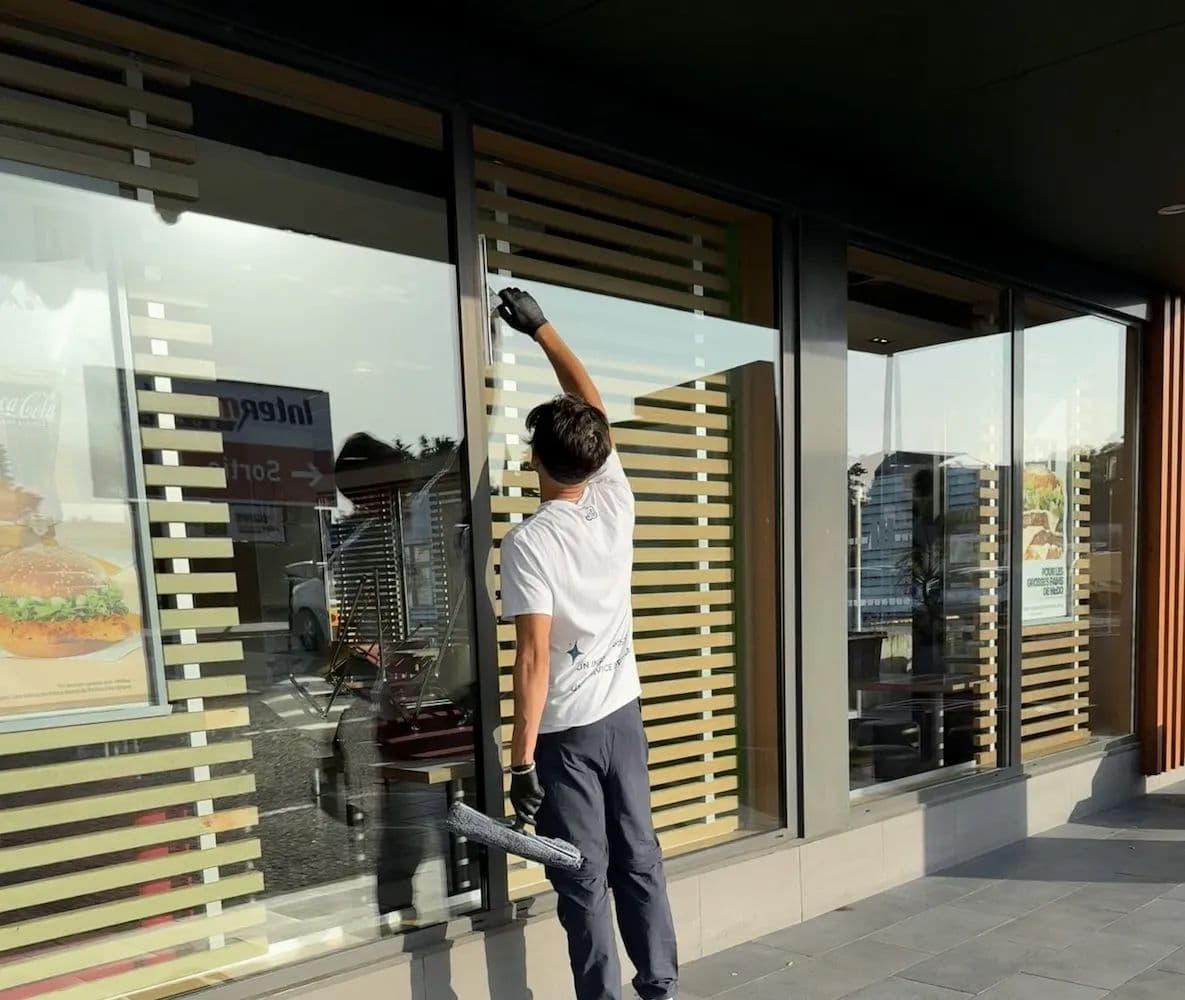 Nettoyage vitrines commerciales à Lyon par JB Service