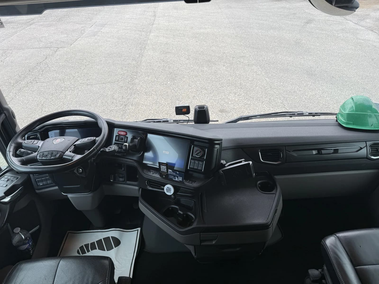 Cabine de poids lourd entierement nettoyee par JB Service pour un transporteur gerant sa flotte a Lyon