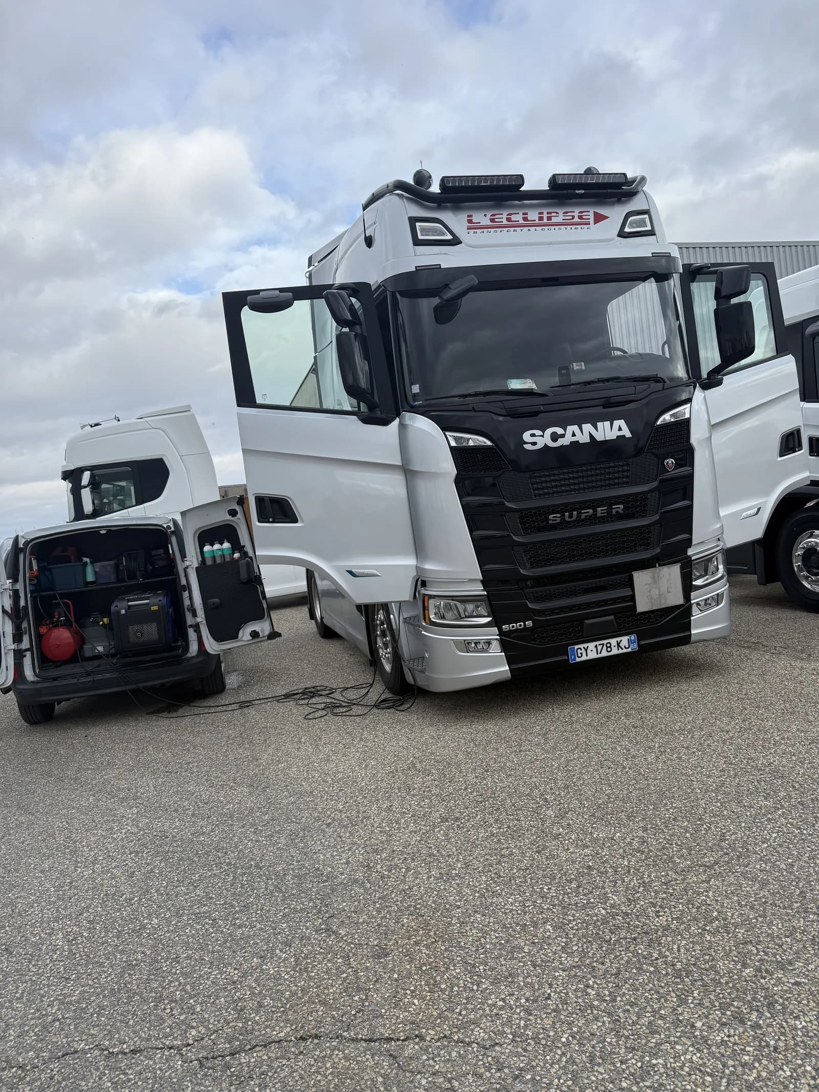 Nettoyage d'un camion Scania de la flotte L'Eclipse par JB Service avec utilitaire d'intervention en region lyonnaise