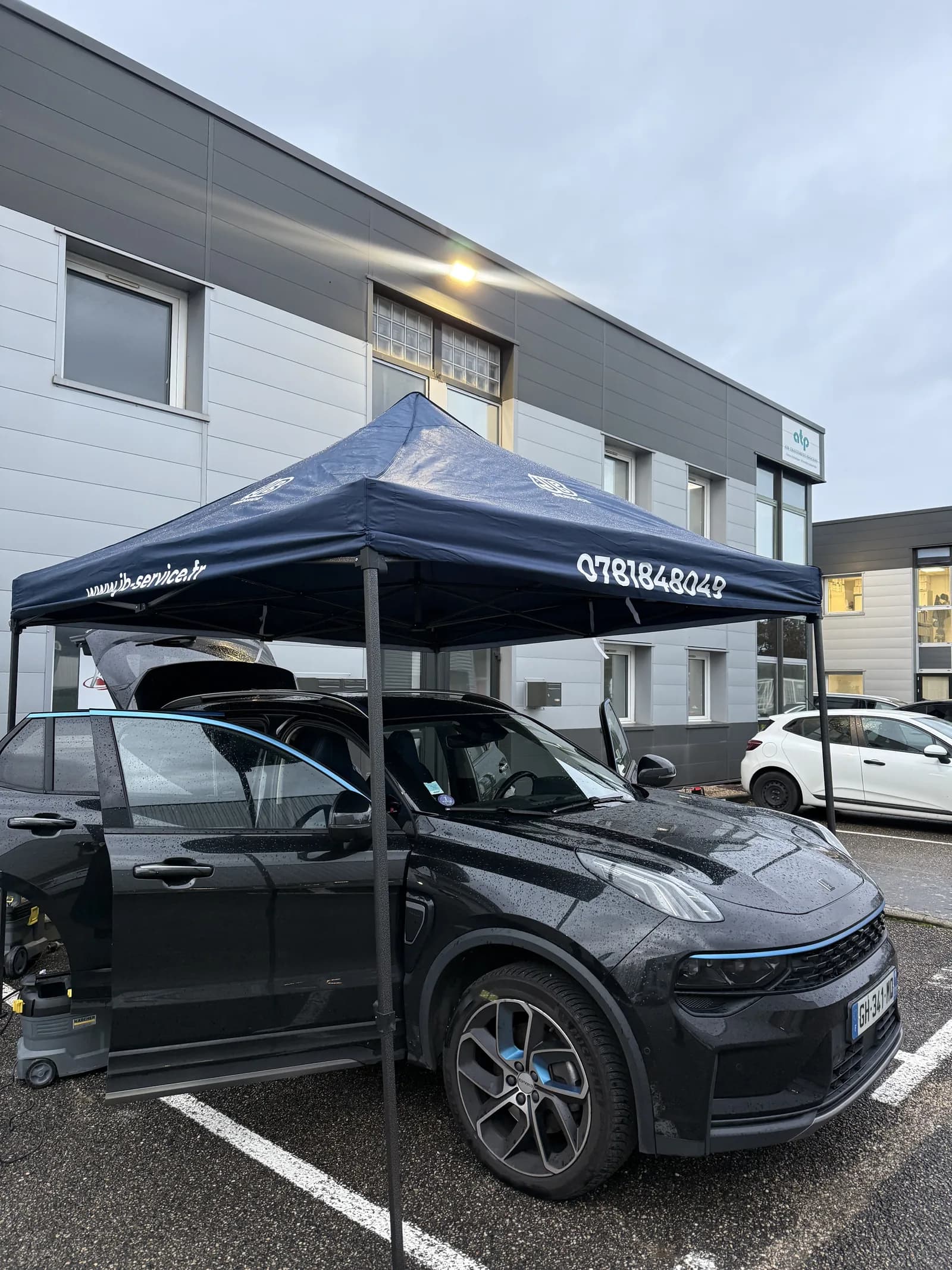 Nettoyage d'un SUV de flotte d'entreprise sous tente JB Service directement sur site a Lyon