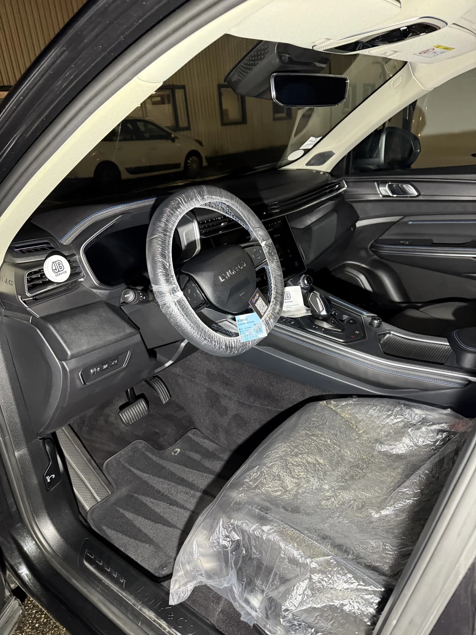 Preparation interieure d'un vehicule neuf en concession a Lyon par JB Service avec film de protection sur le volant