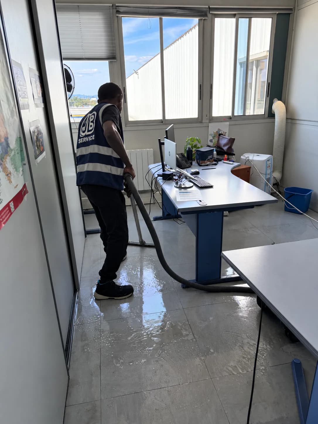 Reprise de l'eau au sol d'un bureau à Lyon - JB Service nettoyage de bâtiment à Lyon