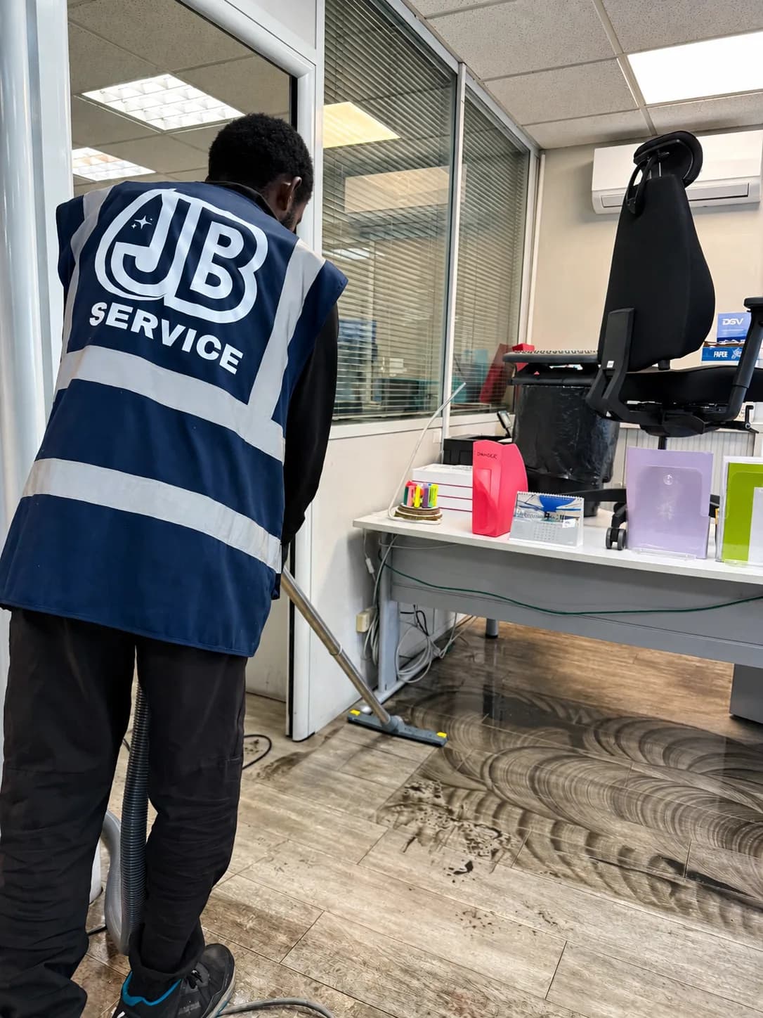 Aspiration du sol d'un bureau à Lyon - JB Service nettoyage de bâtiment à Lyon