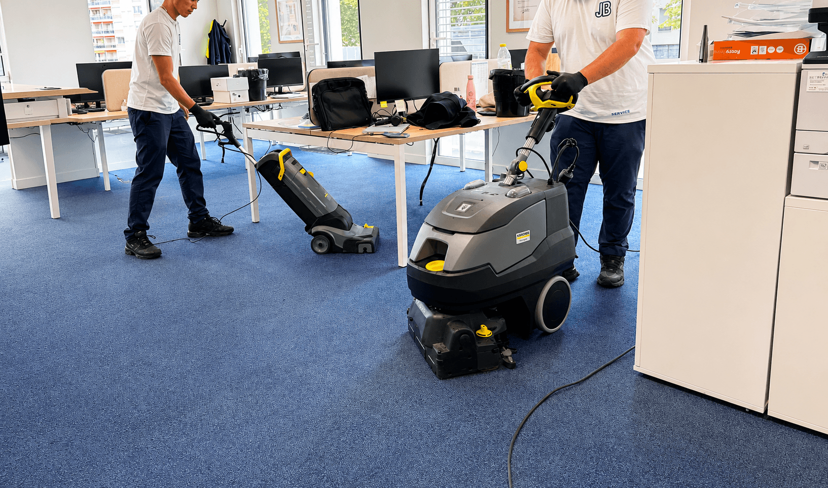Binôme JB Service en passage autolaveuse sur un open space de bureaux à Lyon, entretien régulier des espaces de travail