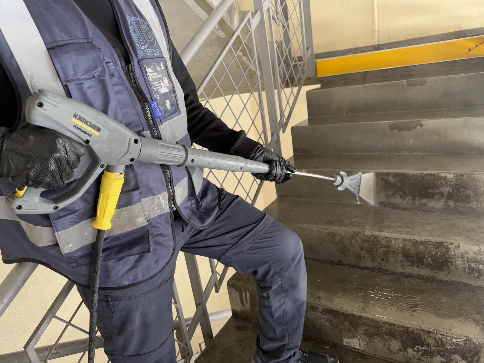 Nettoyage haute pression d'un escalier en béton à Lyon