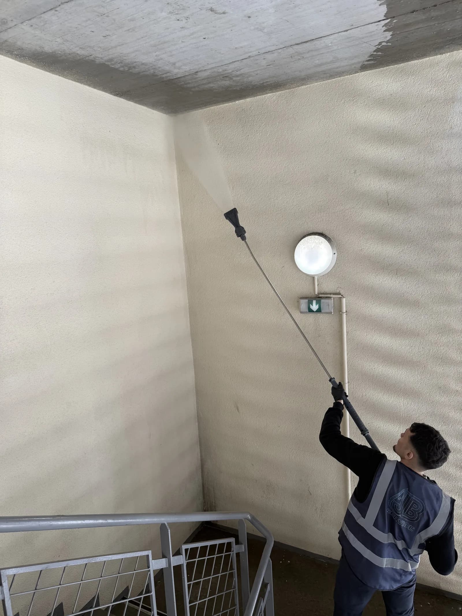Decrassage des murs et plafond de cage d'escalier a Lyon - JB Service entreprise de nettoyage de batiment