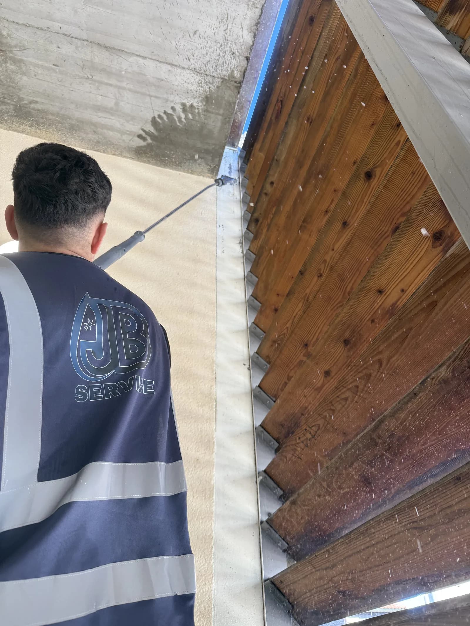 Nettoyage de toiture et charpente bois de batiment a Lyon - JB Service entreprise de nettoyage professionnel