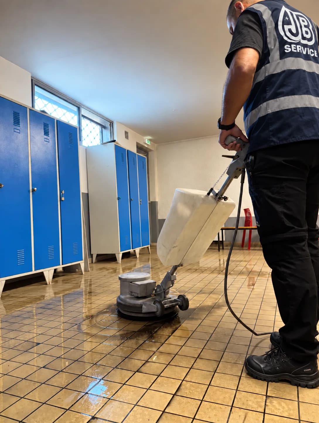Monobrosse dans un vestiaire à Lyon - JB Service nettoyage de bâtiment à Lyon