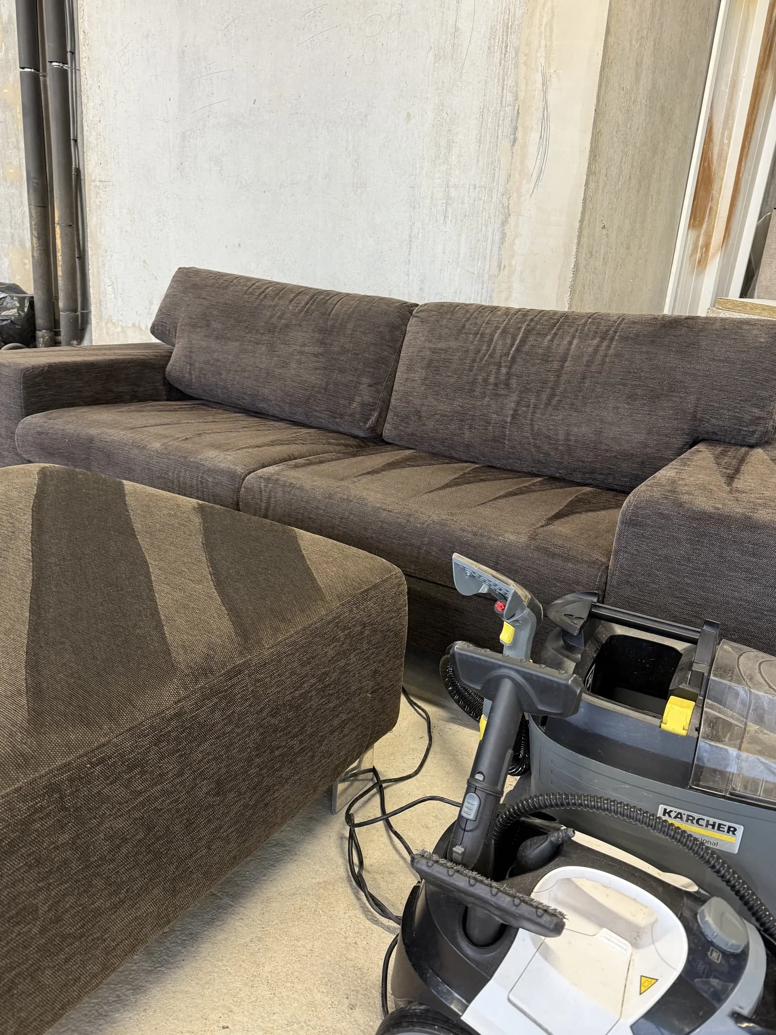 Nettoyage canape tissu chenille marron par injection-extraction Karcher a Lyon par JB Service