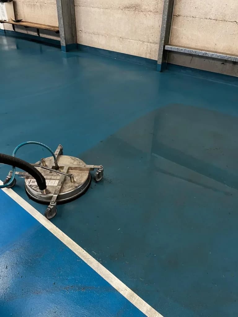 Autolaveuse autoportee JB Service nettoyant les zones d'acces et grande surface d'un complexe sportif a Lyon