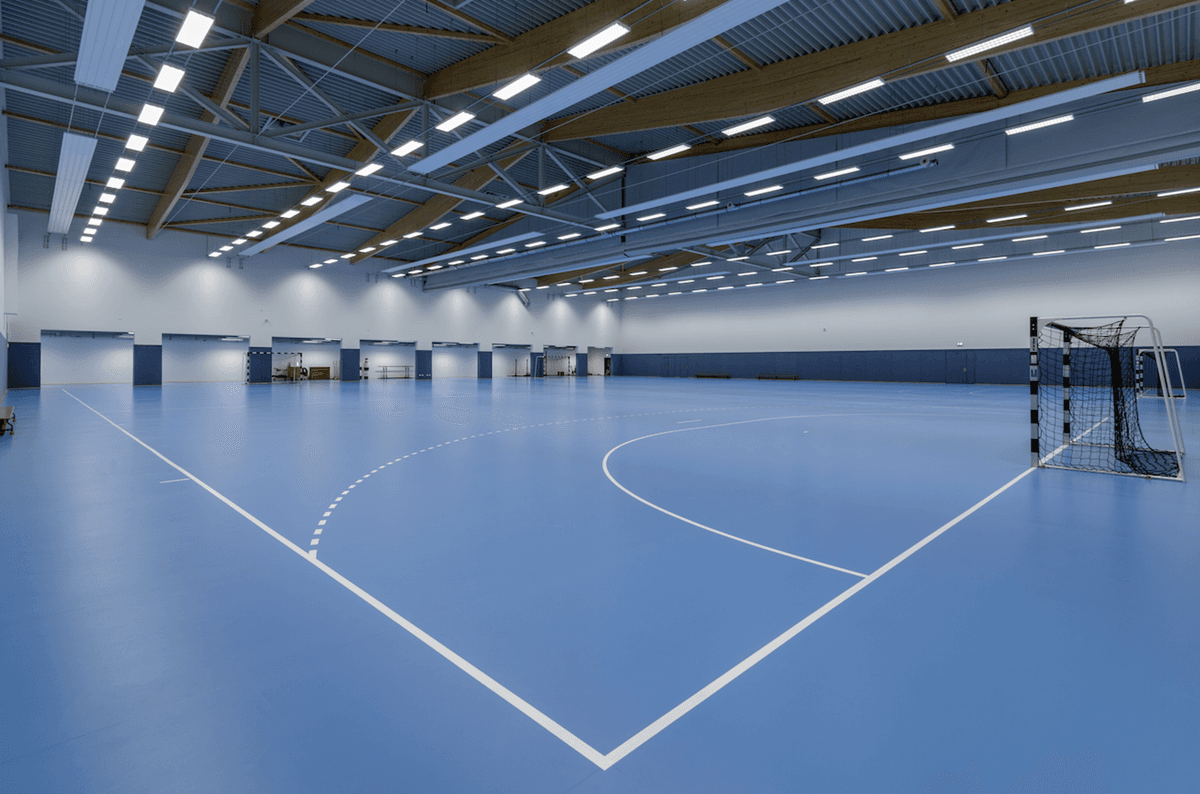 Terrain indoor de handball avec sol Gerflor entretenu par JB Service à Lyon