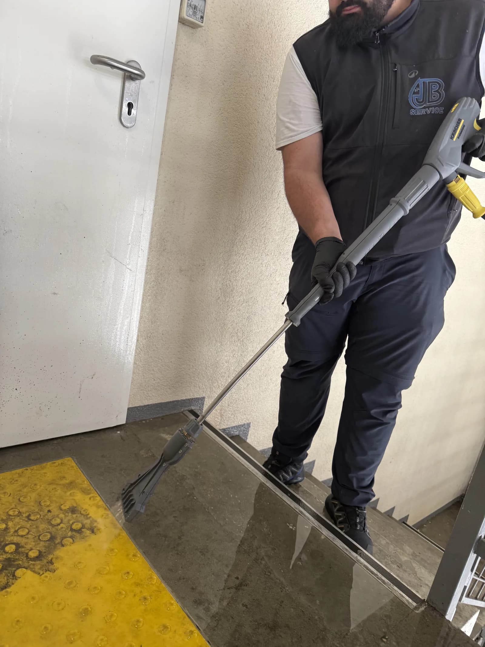 Nettoyage des escaliers menant aux vestiaires d'un complexe sportif à Lyon par JB Service