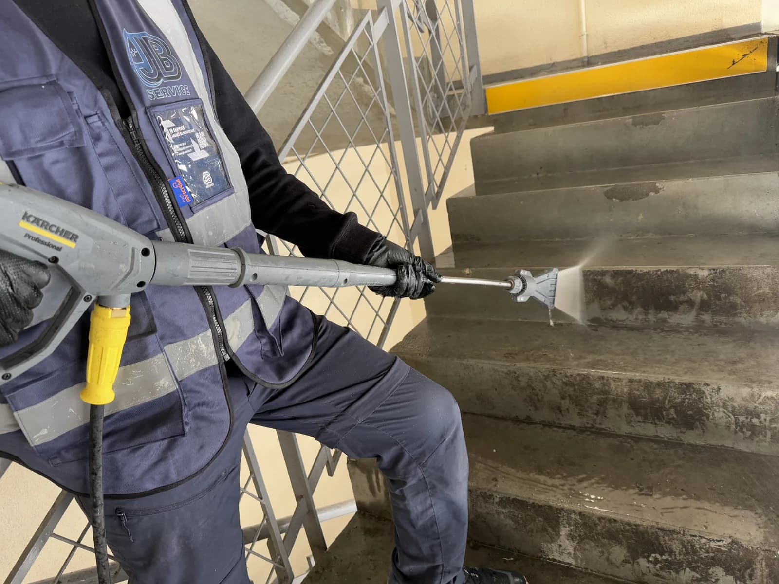 Nettoyage haute pression des escaliers et gradins d'un complexe sportif à Lyon par JB Service