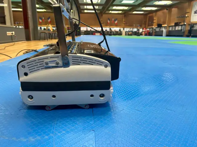 Nettoyage robotisé d'un sol sportif (tatami) en salle omnisports à Lyon par JB Service