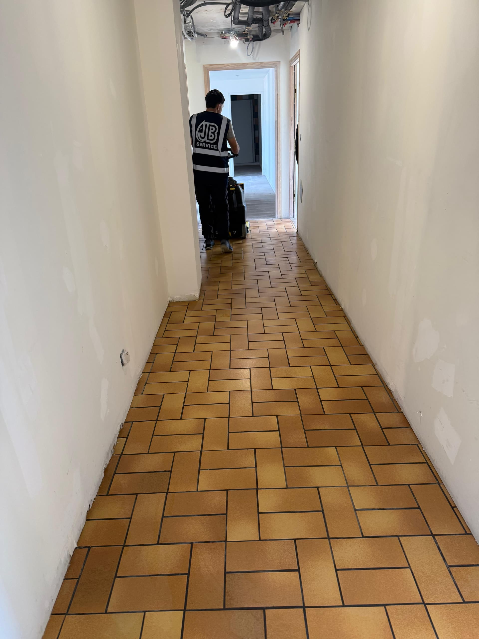 Reprise de couloir en terre cuite après chantier - JB Service nettoyage fin de chantier a Lyon