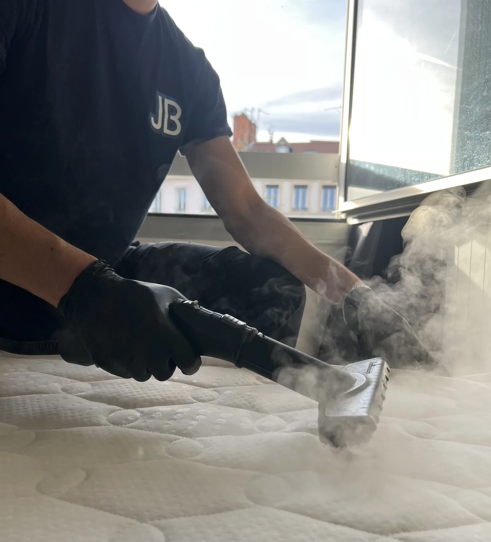 Technicien JB Service en nettoyage de matelas a la vapeur a Lyon, traitement anti-acariens en profondeur