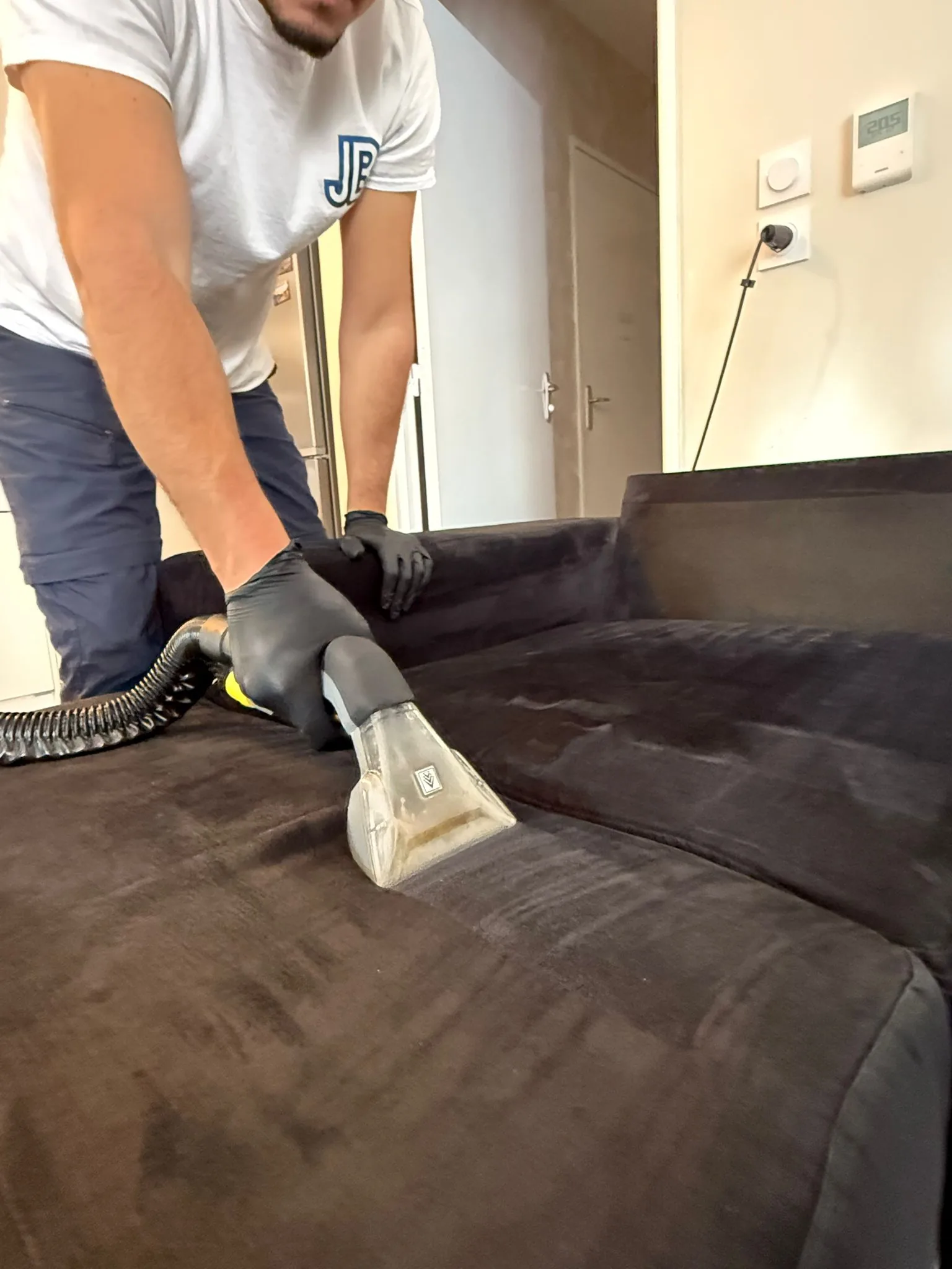 Nettoyage de matelas par injection-extraction realise par un technicien JB Service a Lyon