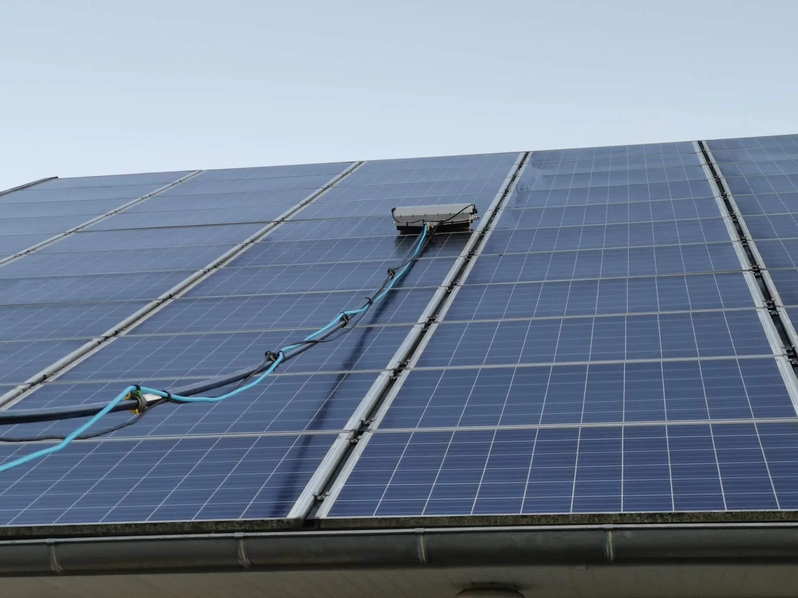 Nettoyage d'une installation photovoltaique industrielle en toiture a Lyon par robot a eau osmosee JB Service