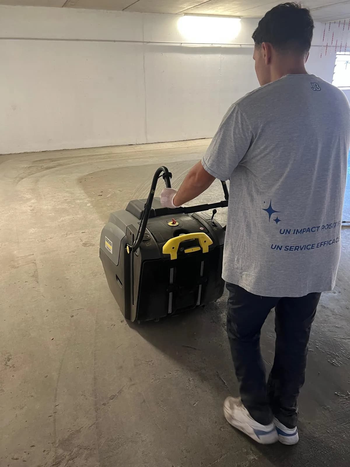 Technicien JB Service nettoie un parking souterrain a Lyon avec une autolaveuse professionnelle Karcher