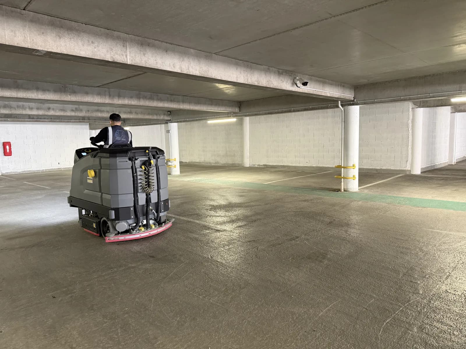 Nettoyage complet d'un parking souterrain a Lyon, sols decrasses a l'autolaveuse autoportee JB Service