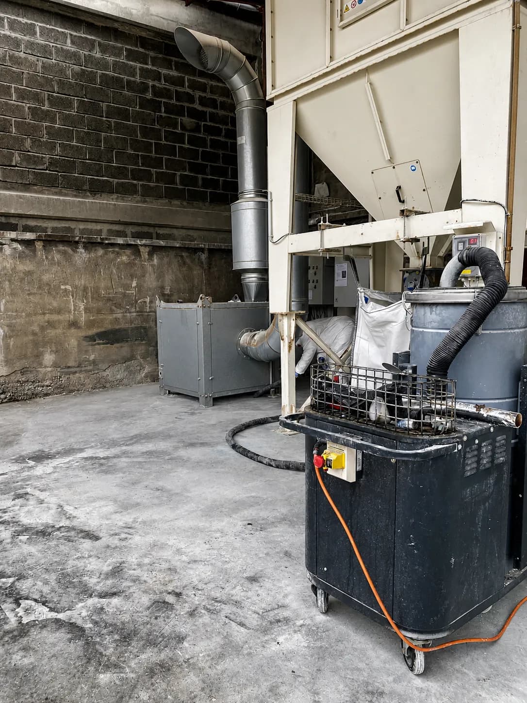 Aspirateur industriel au pied d'une trémie - JB Service nettoyage de site industriel HSE à Lyon
