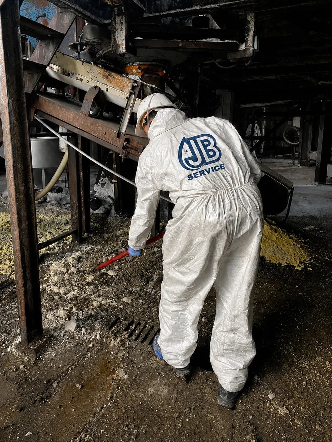 Raclage de résidus de production en combinaison - JB Service nettoyage de site industriel HSE à Lyon