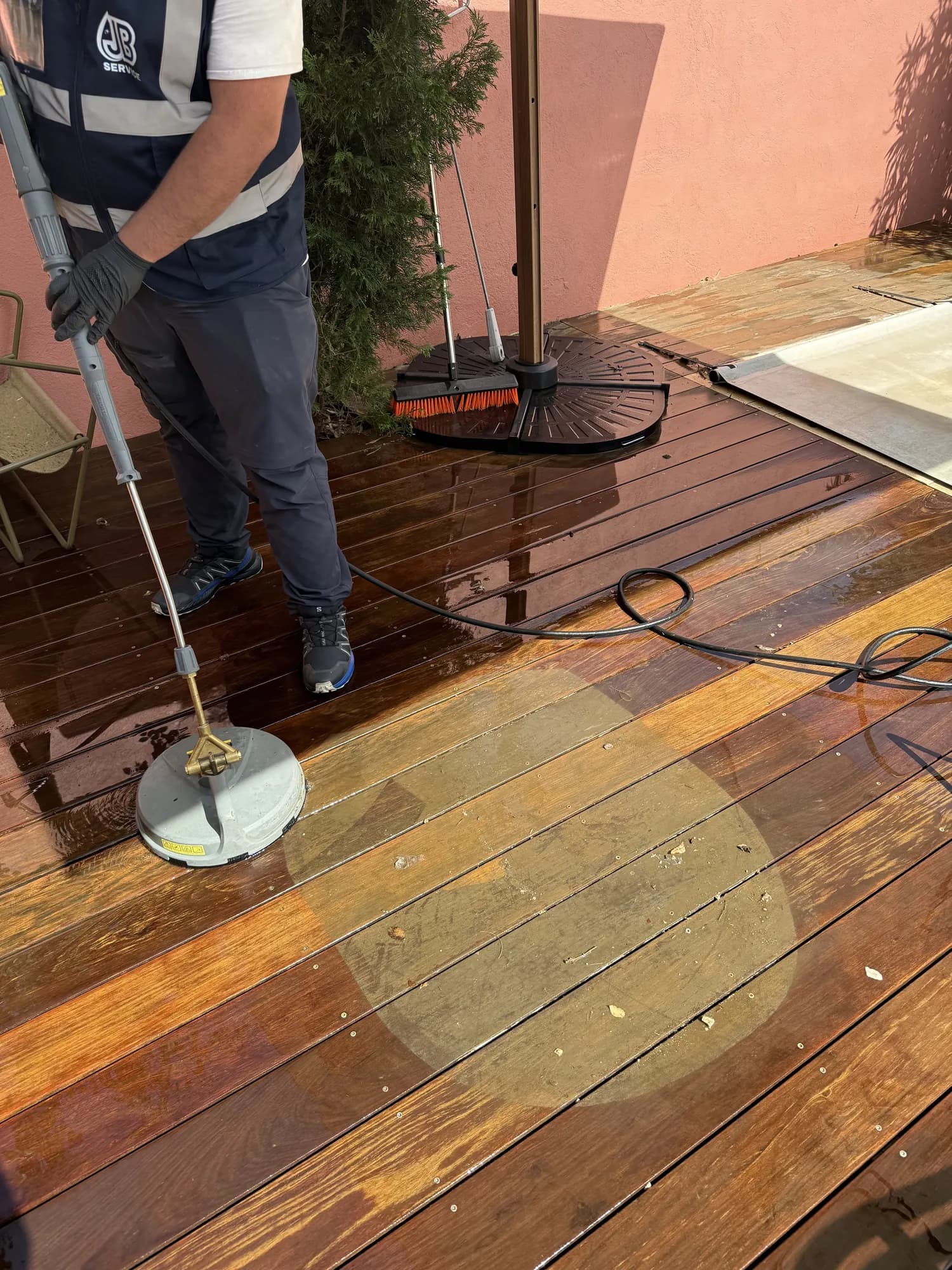 Deck en bois exotique décrassé au nettoyeur de surface - JB Service nettoyage terrasse et façade à Lyon