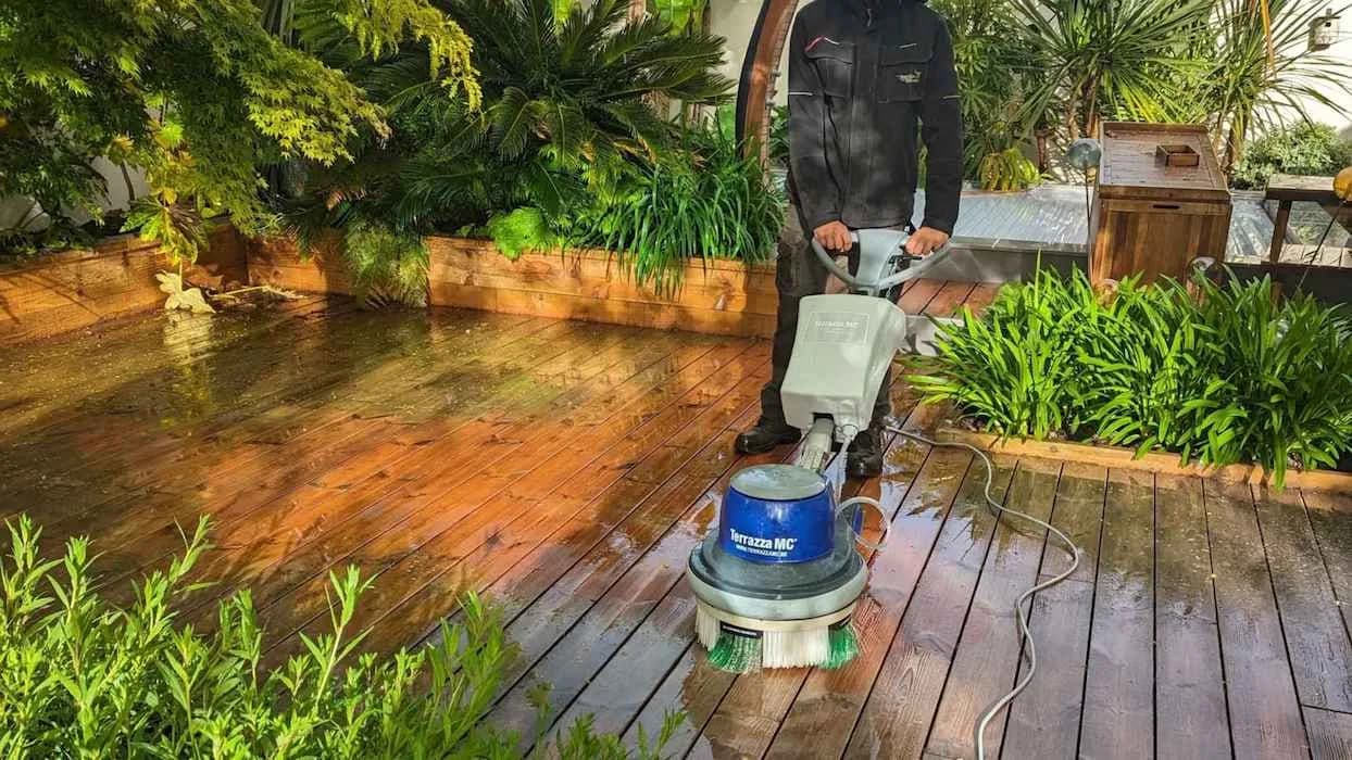 Demoussage et nettoyage d'une terrasse en bois a la monobrosse par JB Service a Lyon