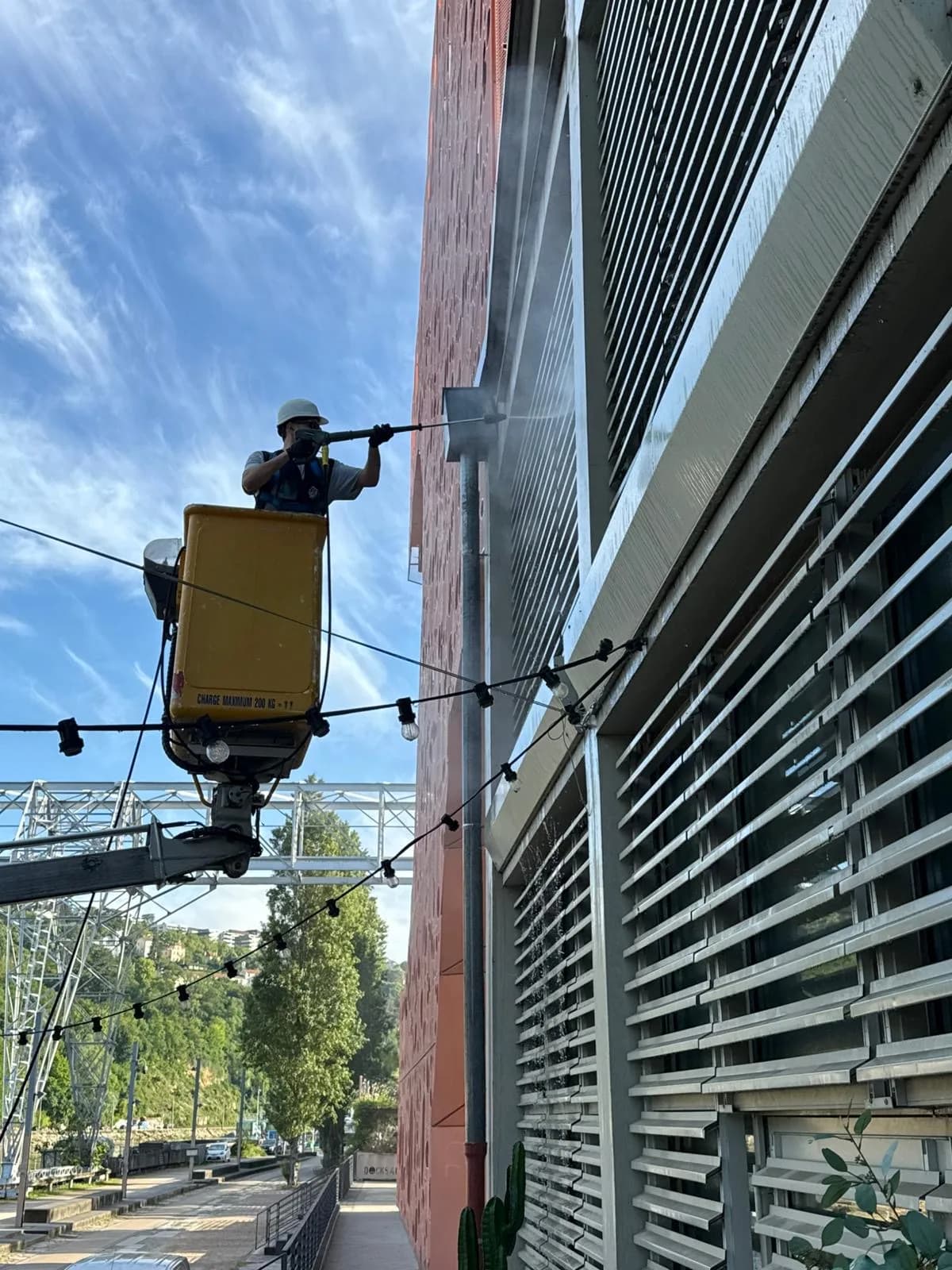 Nettoyage de façade en nacelle, immeuble lyonnais - JB Service nettoyage terrasse et façade à Lyon