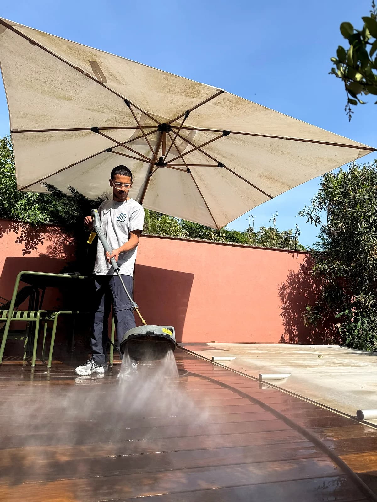 Terrasse en deck bois traitée à la monobrosse vapeur - JB Service nettoyage terrasse et façade à Lyon