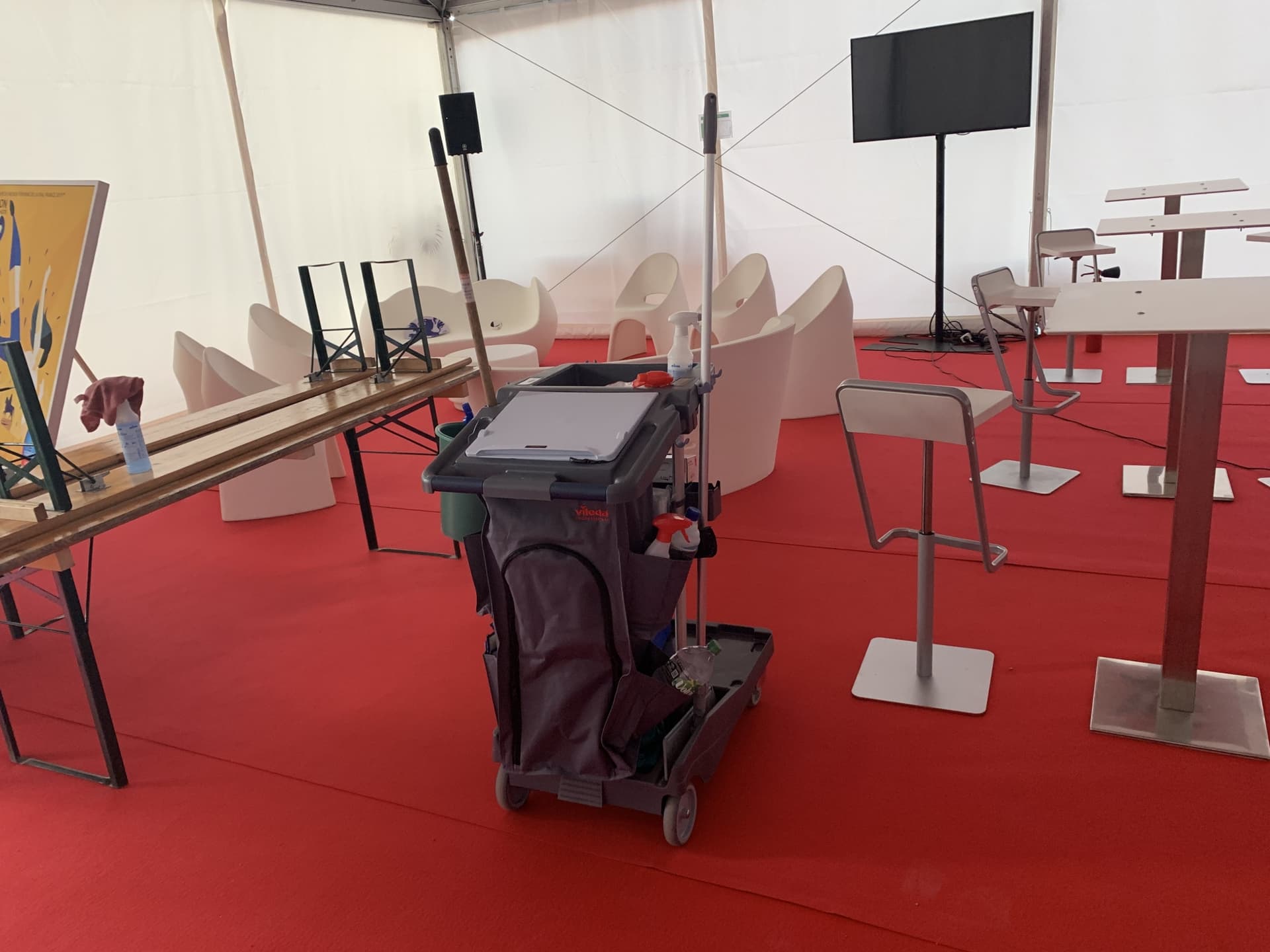 Tente d'événement avec chariot JB Service moquette rouge