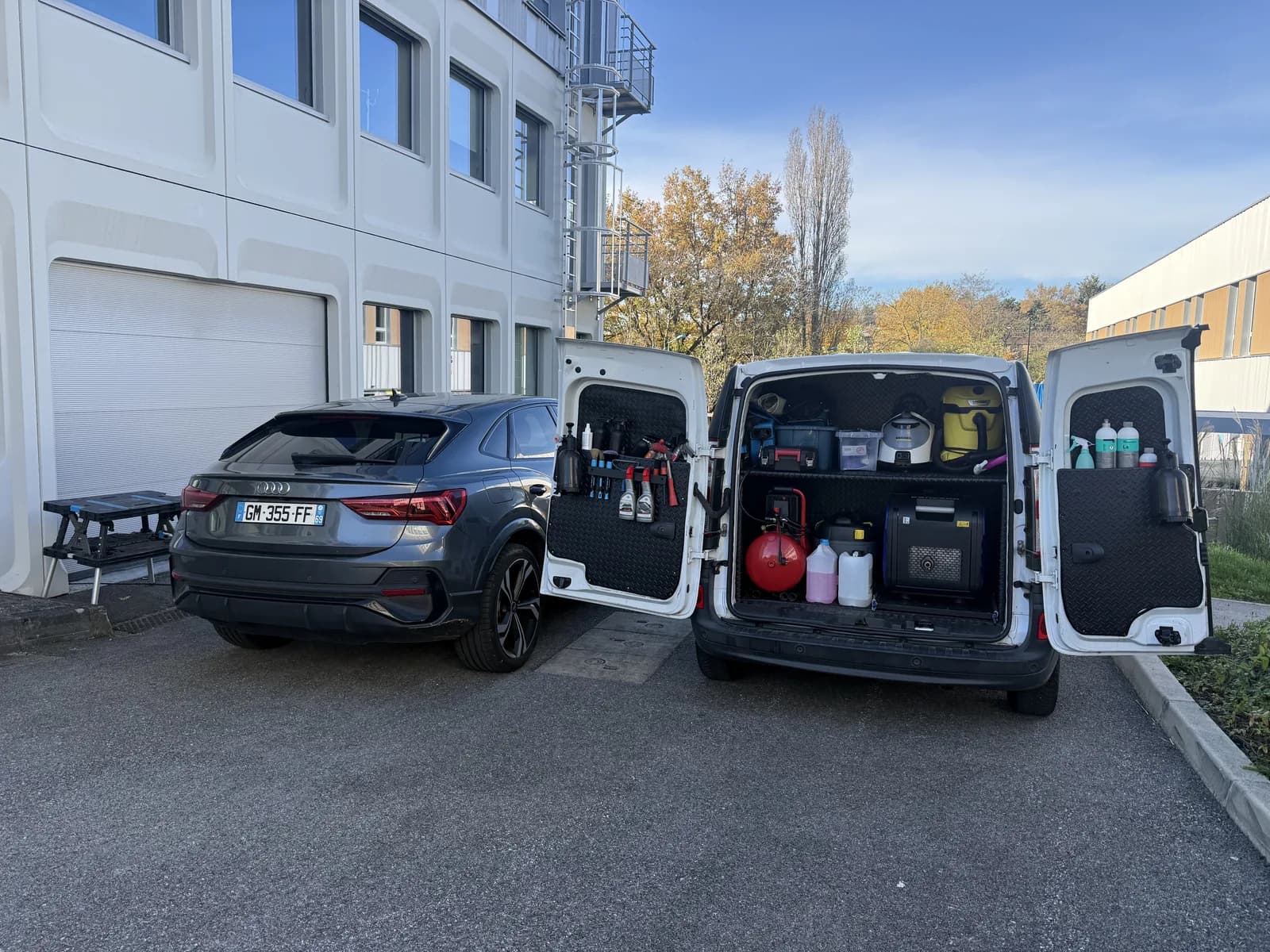 Camion atelier JB Service equipe pour le nettoyage de vehicule a domicile a Lyon