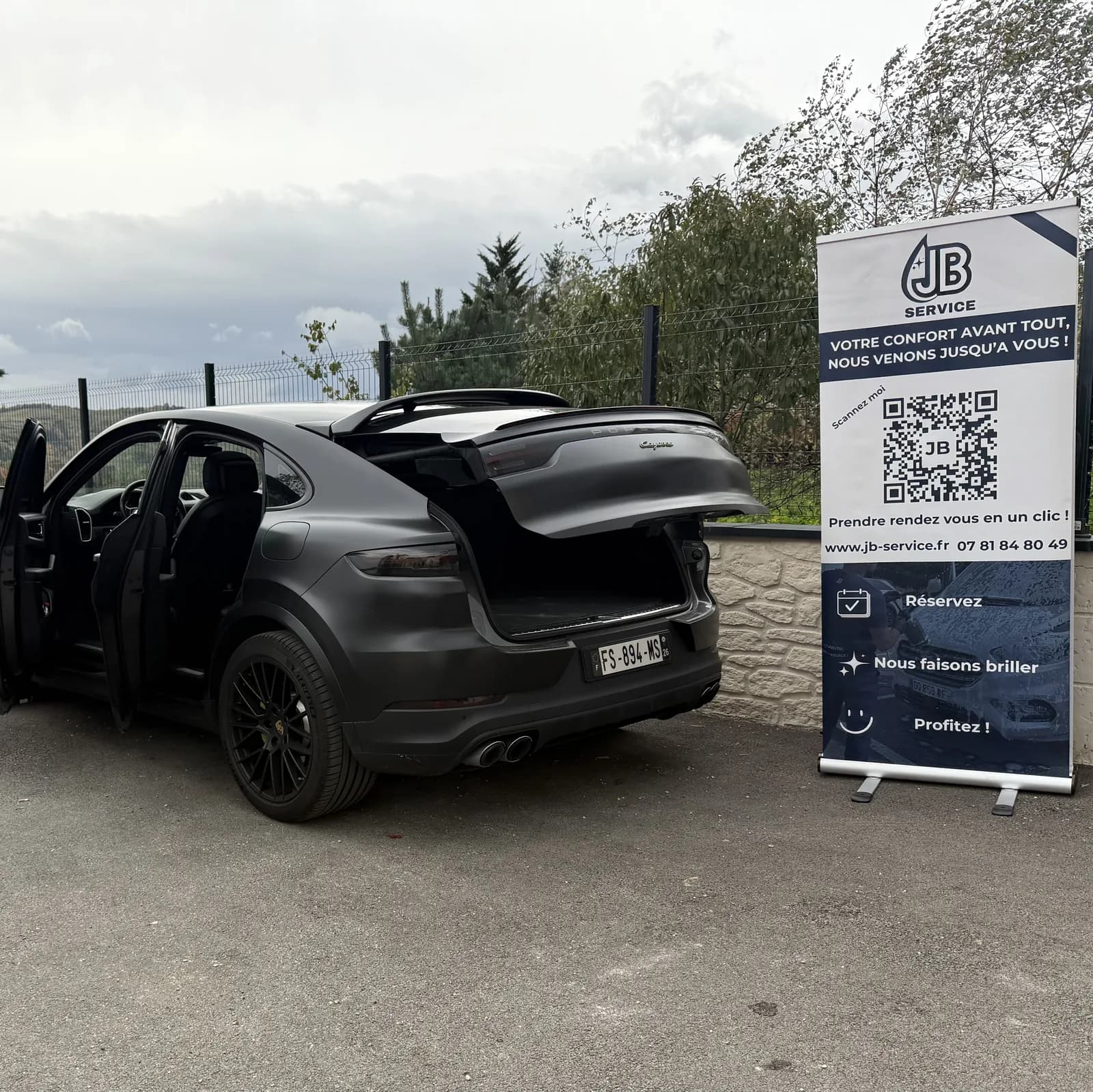 Nettoyage Porsche Cayenne a domicile par JB Service a Lyon, lavage auto sans eau interieur et exterieur