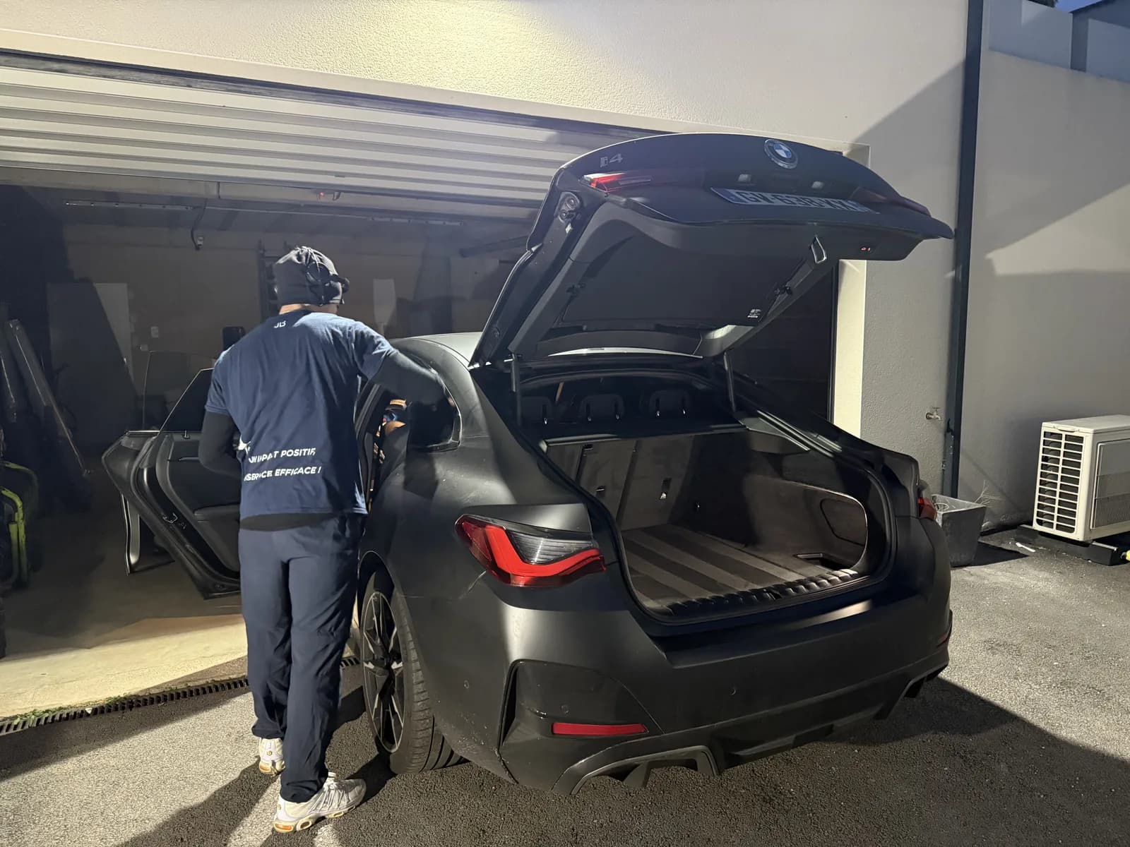 Technicien JB Service nettoyant le coffre d une BMW a domicile a Lyon