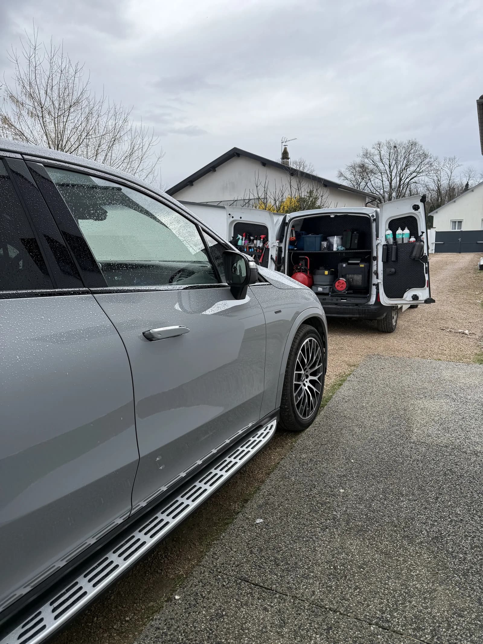 Nettoyage exterieur carrosserie Mercedes par JB Service avec camion atelier a Lyon