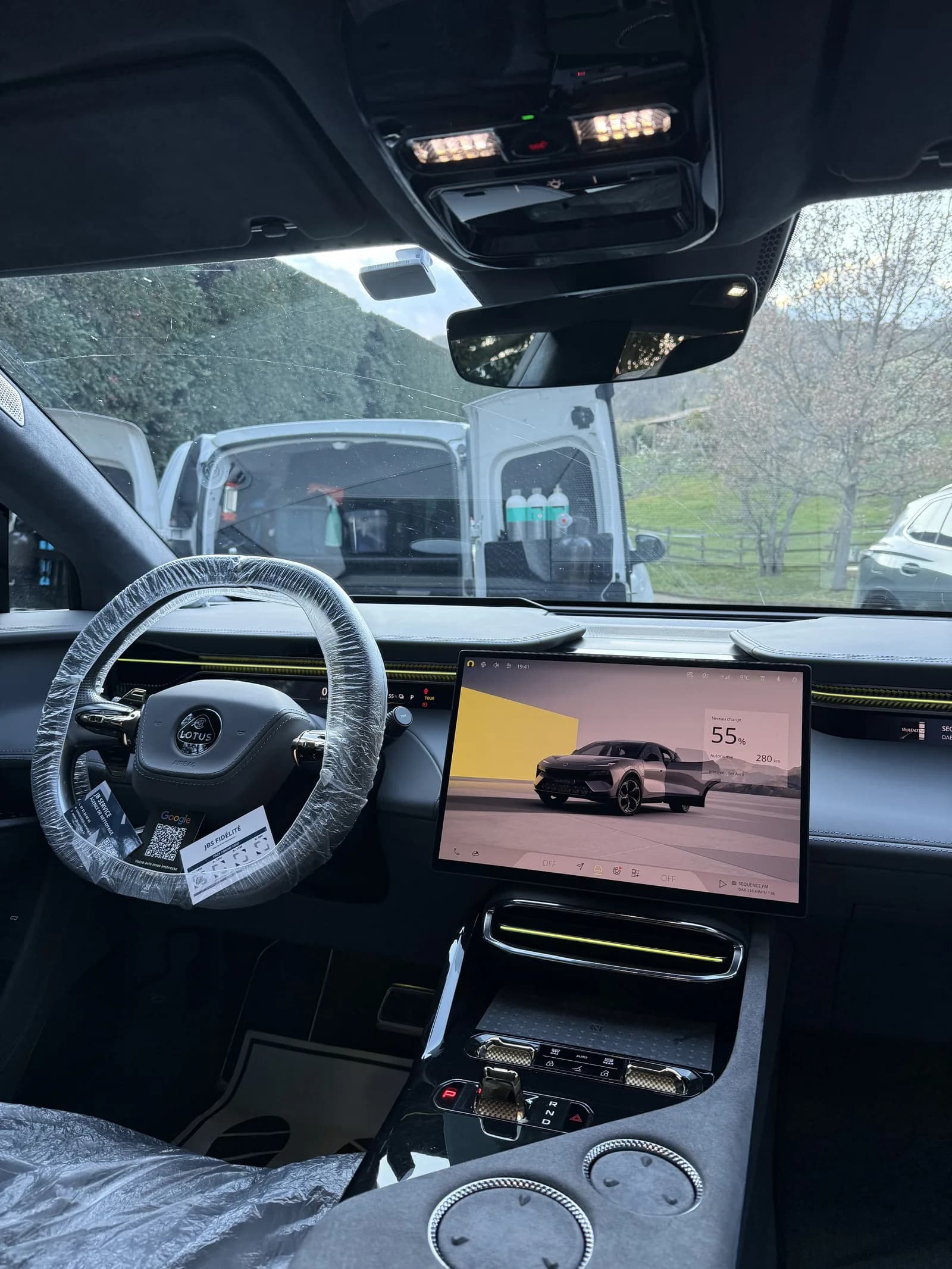 Nettoyage interieur Lotus tableau de bord avec camion atelier JB Service a Lyon