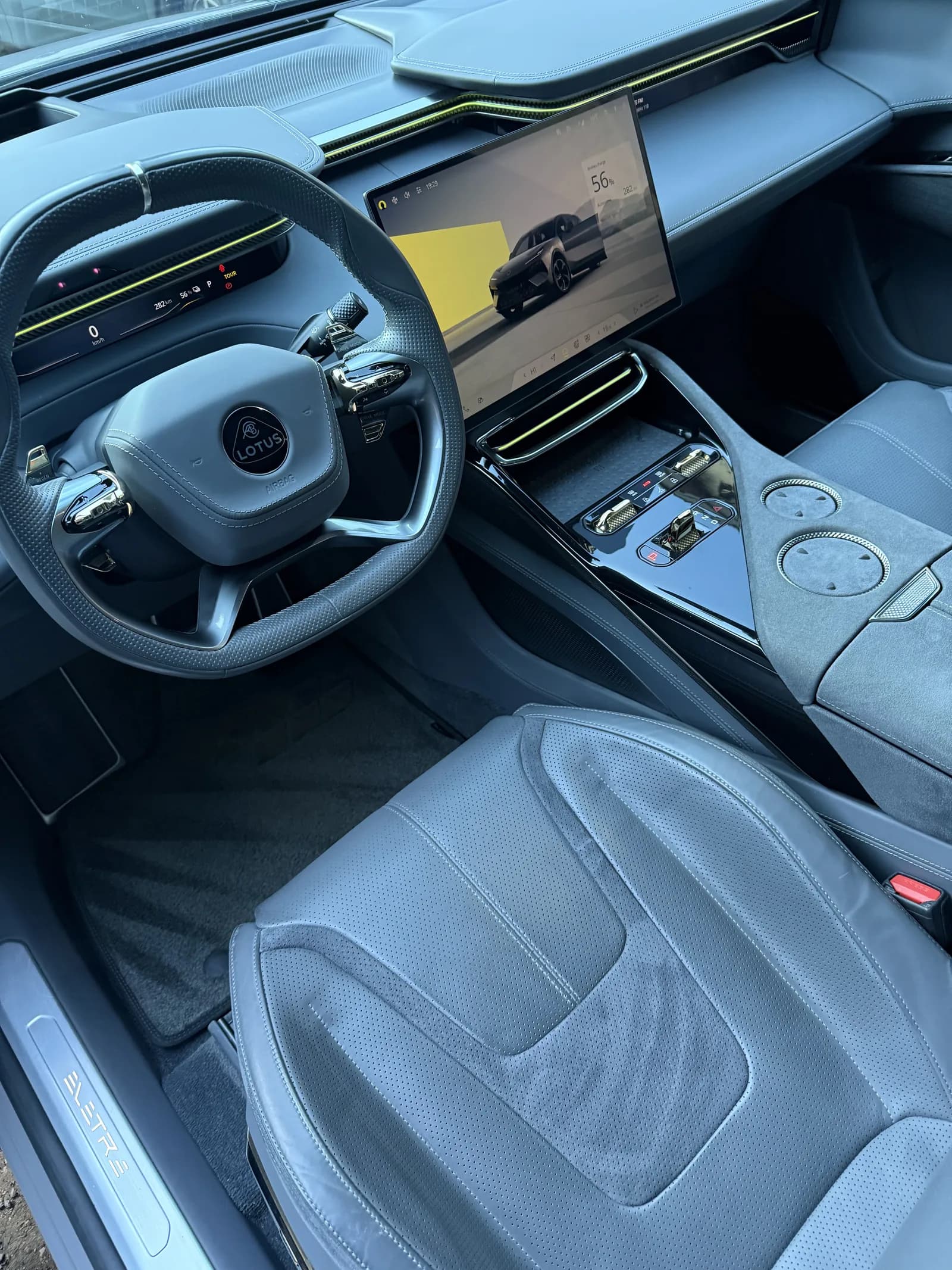 Nettoyage interieur Lotus volant et console centrale cuir par JB Service a Lyon