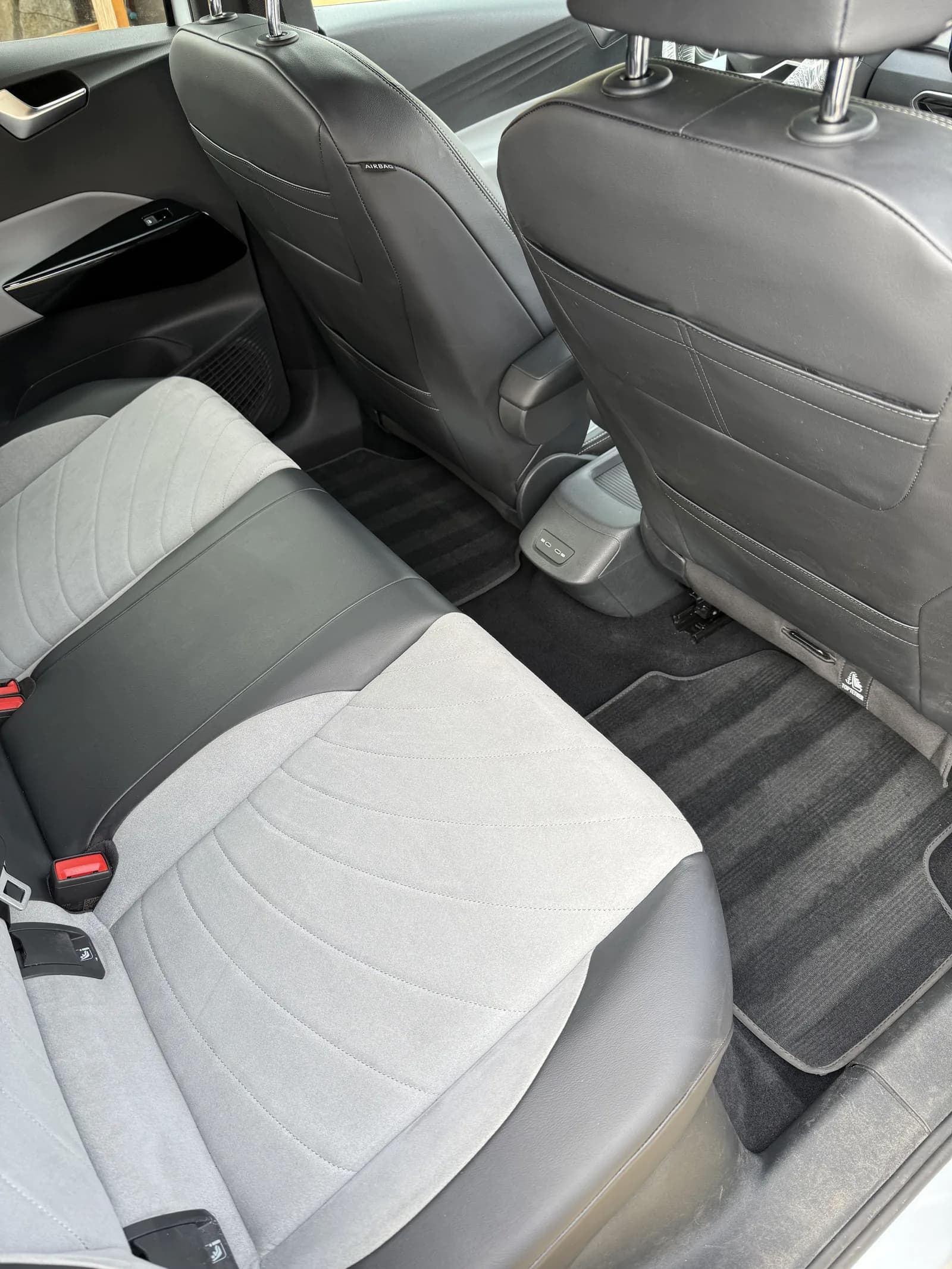 Nettoyage interieur vehicule sieges arriere cuir et tissu par JB Service a Lyon