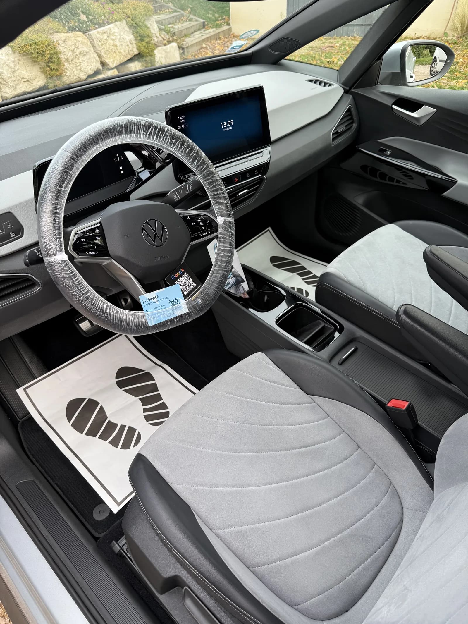 Nettoyage interieur Volkswagen tableau de bord et volant proteges par JB Service Lyon