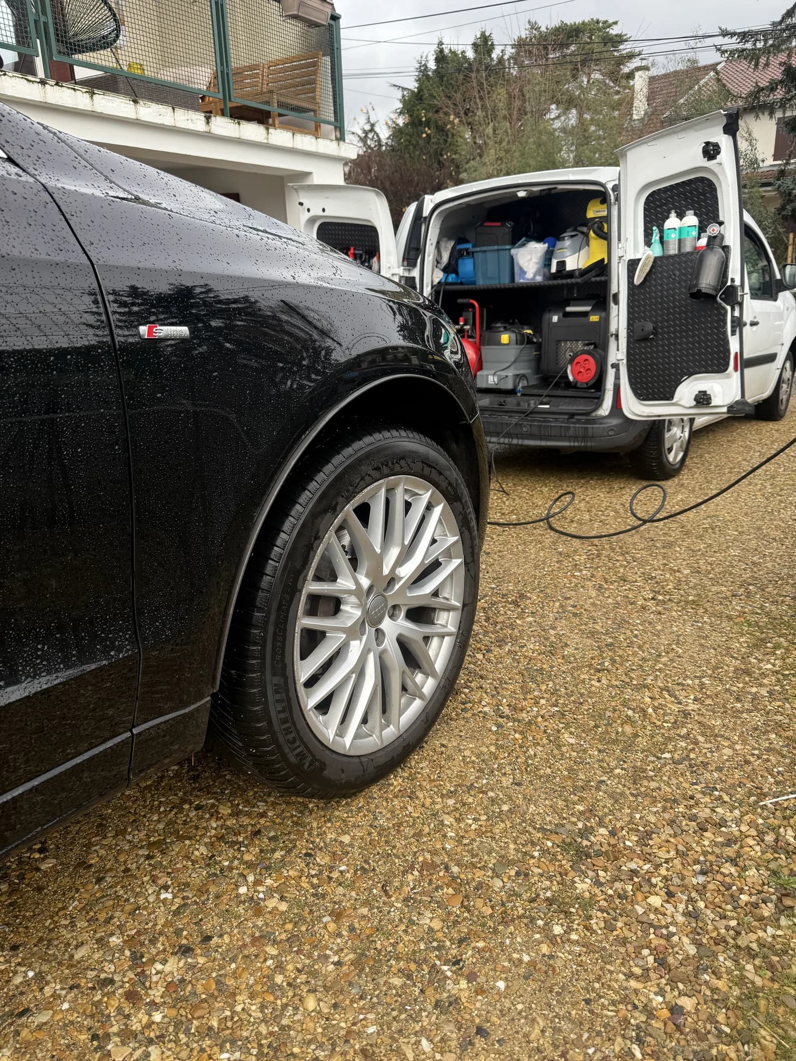 Nettoyage jantes et carrosserie d un vehicule noir par JB Service a domicile a Lyon