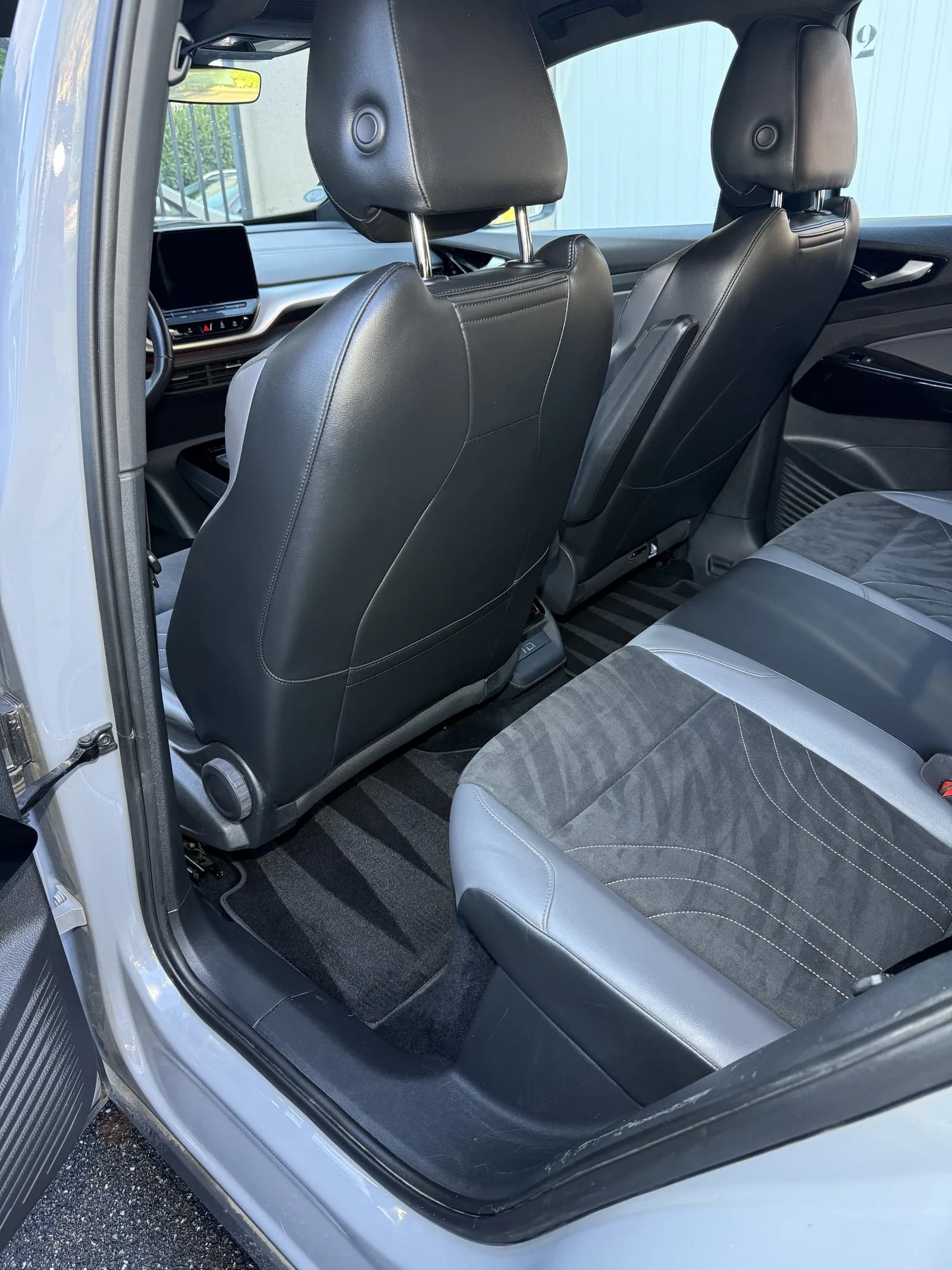 Nettoyage sieges arriere cuir et alcantara d un vehicule par JB Service a Lyon