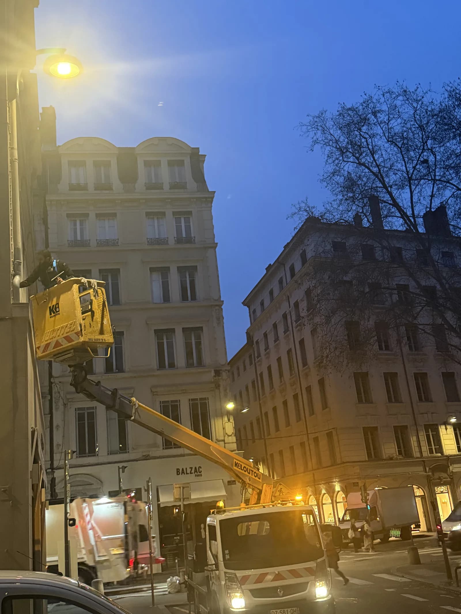 Camion-nacelle JB Service en intervention de nettoyage de vitres sur immeuble haussmannien a Lyon