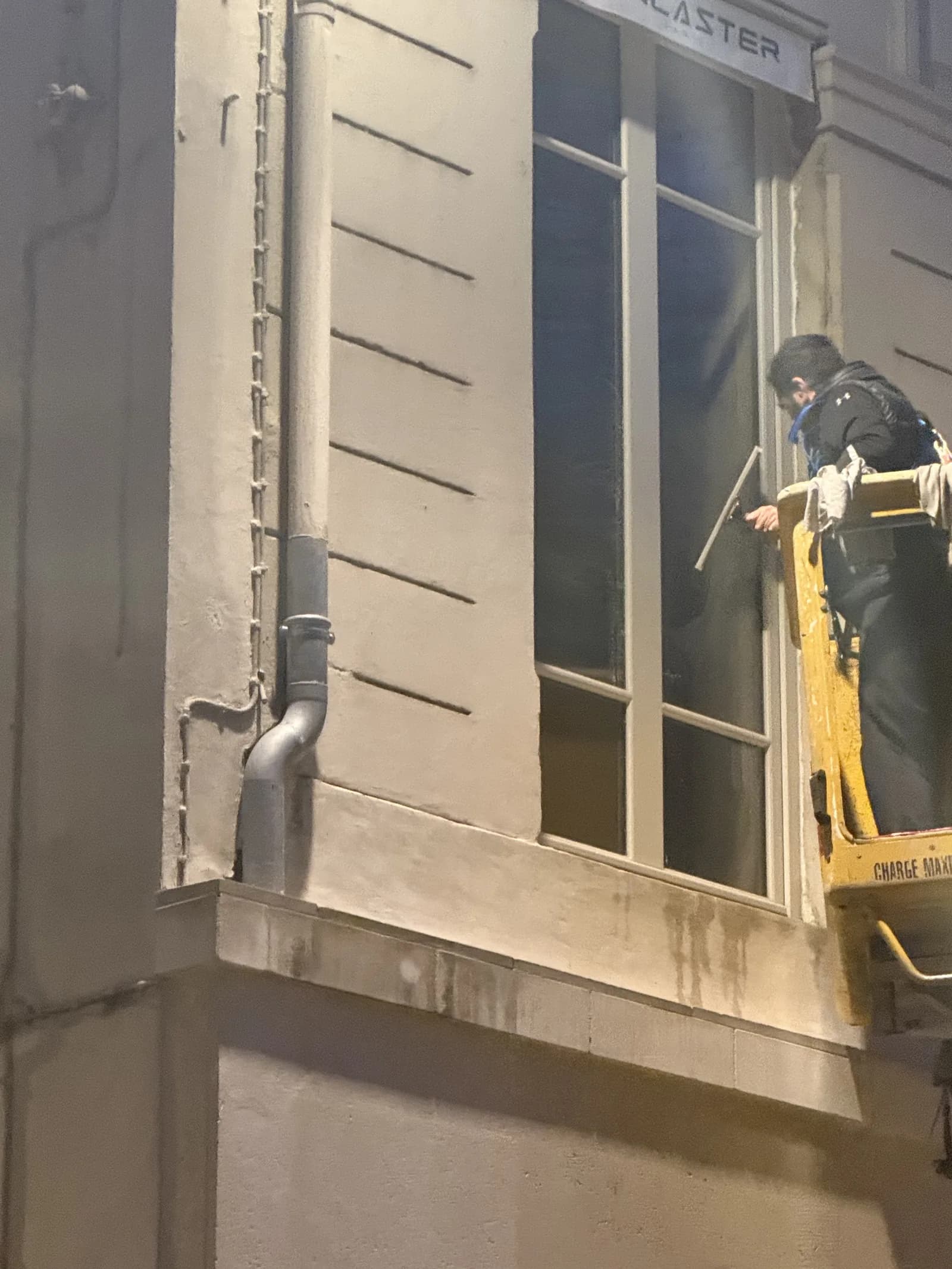 Agent JB Service nettoyant une fenetre en hauteur sur nacelle elevatrice a Lyon