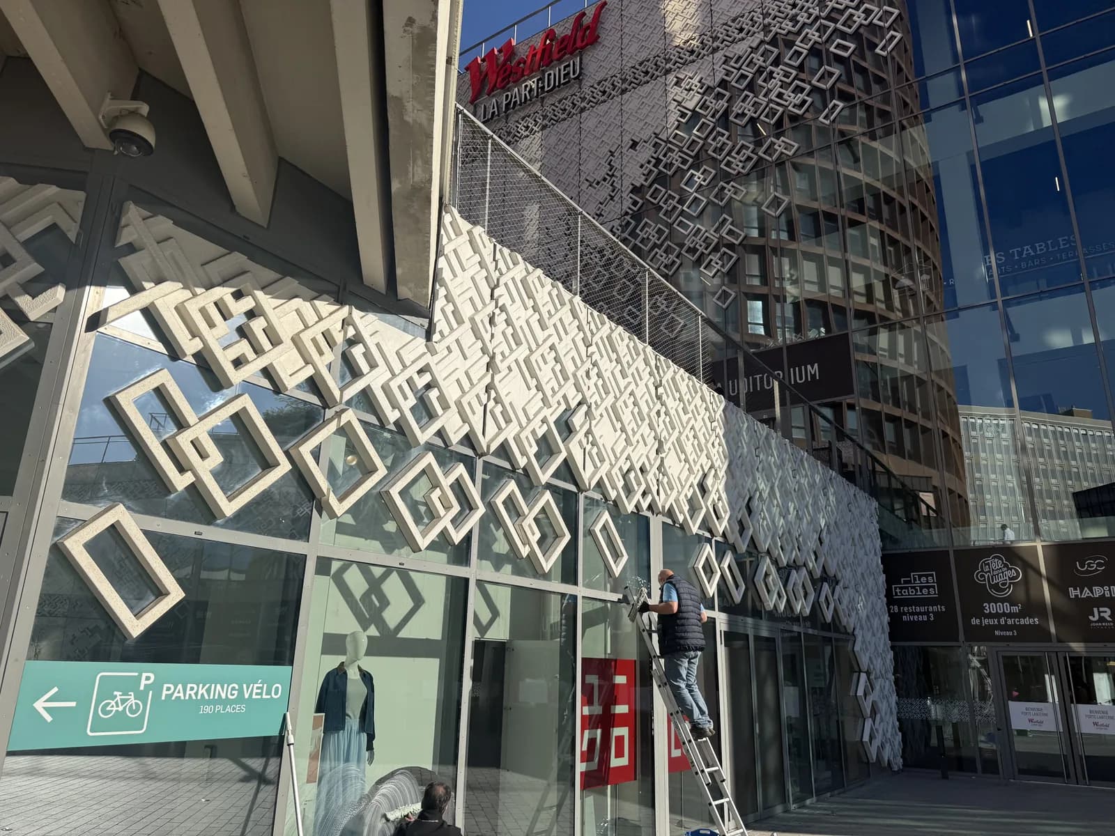 Nettoyage de vitrine commerciale par JB Service au quartier La Part-Dieu a Lyon